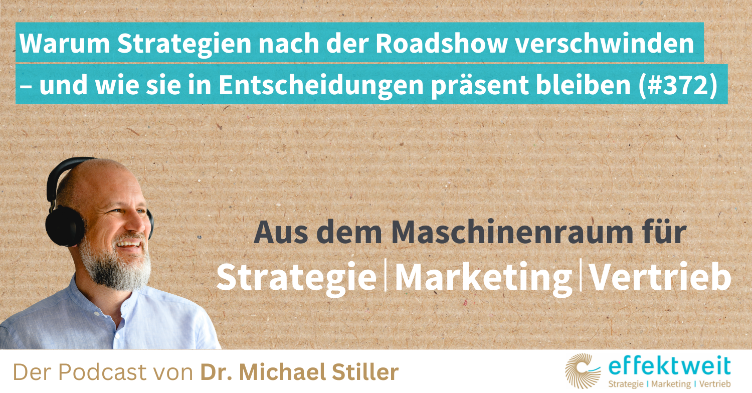 Titelbild zu Folge 372 des Podcasts "Aus dem Maschinenraum für Strategie | Marketing | Vertrieb": Warum Strategien nach der Roadshow verschwinden – und wie sie in Entscheidungen präsent bleiben